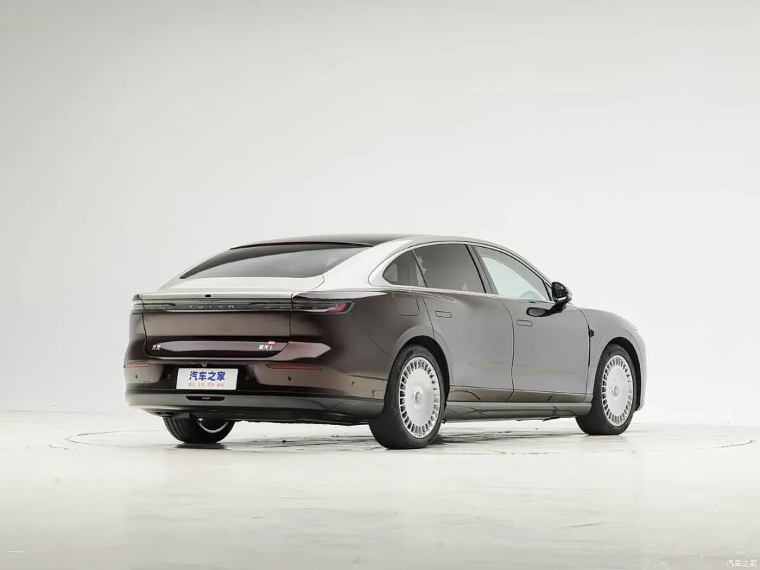 27.99万起!双色车身,续航1400km!目标直指BBA“56E”!