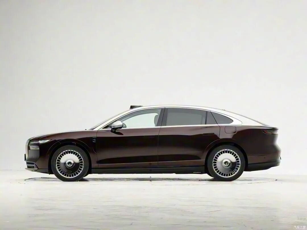 27.99万起!双色车身,续航1400km!目标直指BBA“56E”!