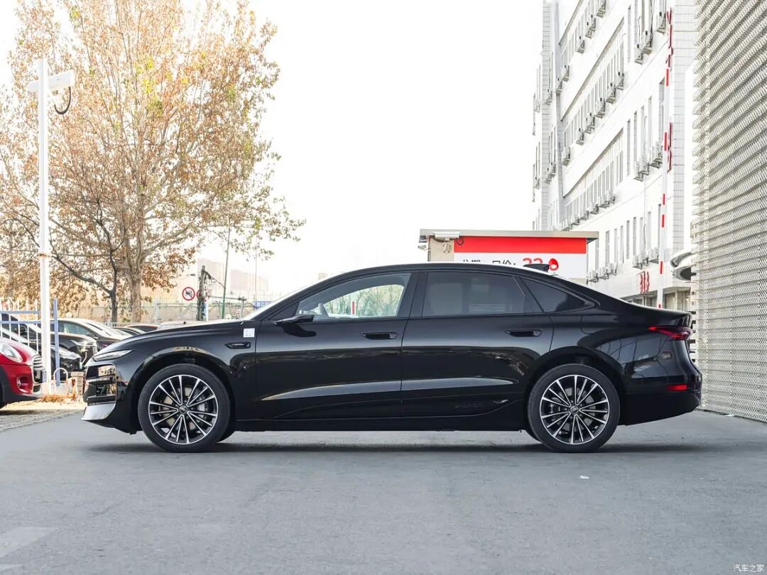 最强A6L来了!“大嘴前脸”,轴距3米多,还有20英寸轮圈!