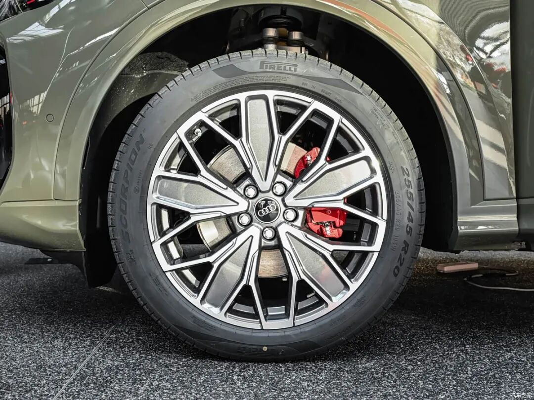 2.0T、四驱,20英寸双五幅轮圈,曲面双联屏,PPC平台+华为乾崑智驾,这奥迪喜欢吗?