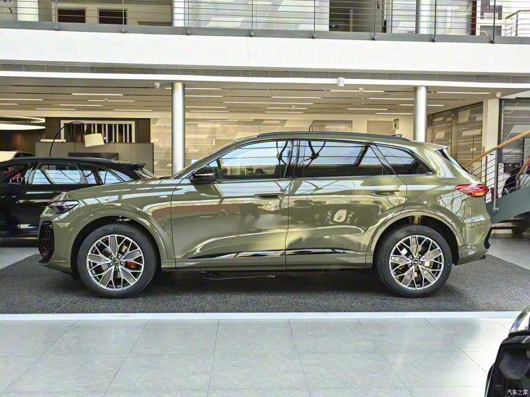 2.0T、四驱,20英寸双五幅轮圈,曲面双联屏,PPC平台+华为乾崑智驾,这奥迪喜欢吗?