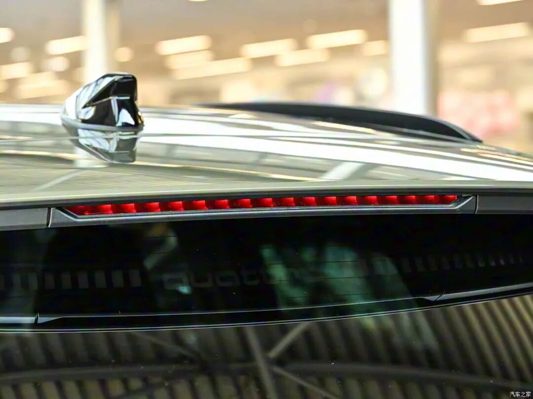 2.0T、四驱,20英寸双五幅轮圈,曲面双联屏,PPC平台+华为乾崑智驾,这奥迪喜欢吗?