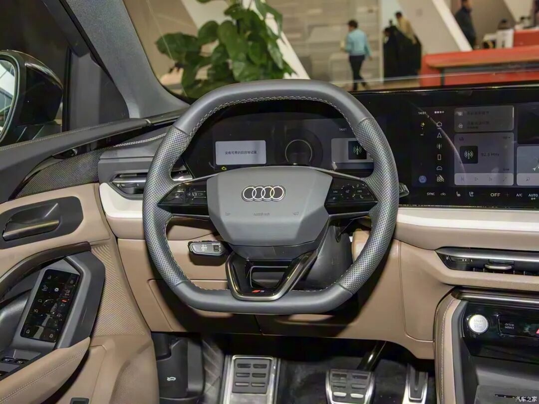 2.0T、四驱,20英寸双五幅轮圈,曲面双联屏,PPC平台+华为乾崑智驾,这奥迪喜欢吗?
