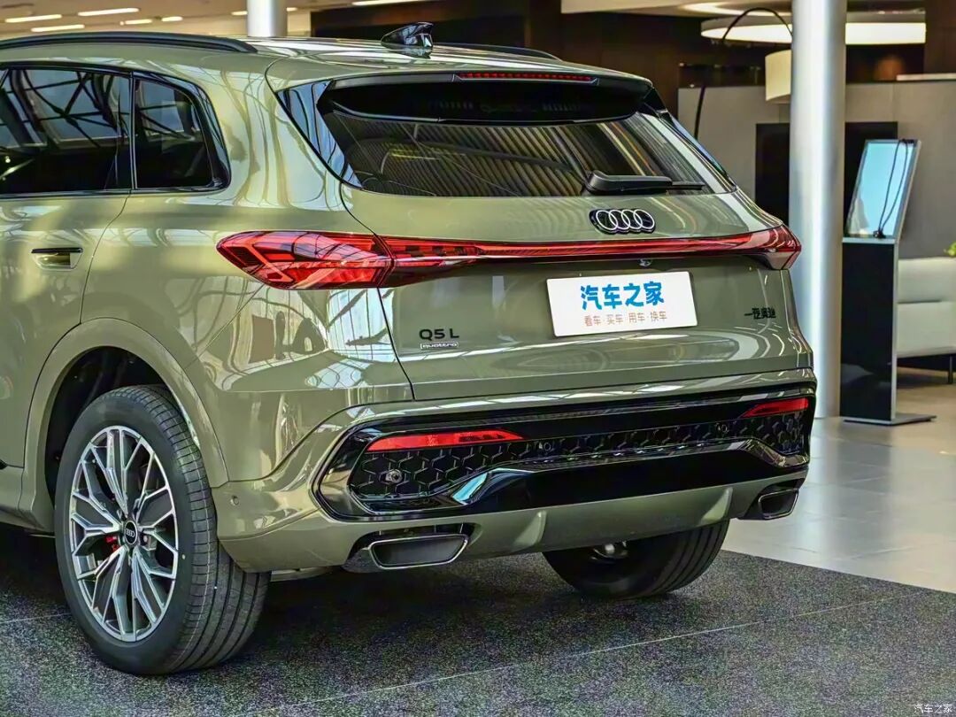 2.0T、四驱,20英寸双五幅轮圈,曲面双联屏,PPC平台+华为乾崑智驾,这奥迪喜欢吗?