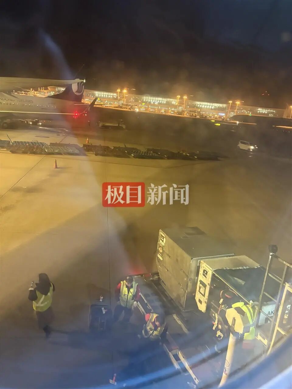 外籍男子国际航班上辱骂两名中国女乘客，哈尔滨女博士用流利英语反击，当事人：他酒后闹事，被带离后全场鼓掌