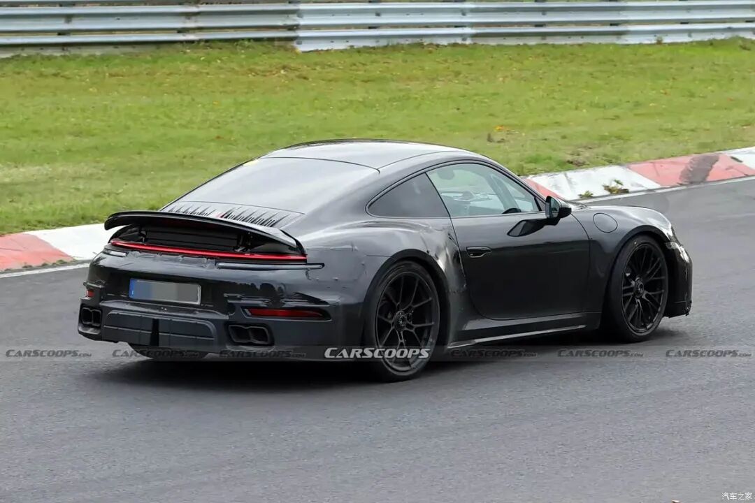 3.6T 6缸、711马力，800牛·米，2.5秒破百，911的诱惑谁能顶得住？
