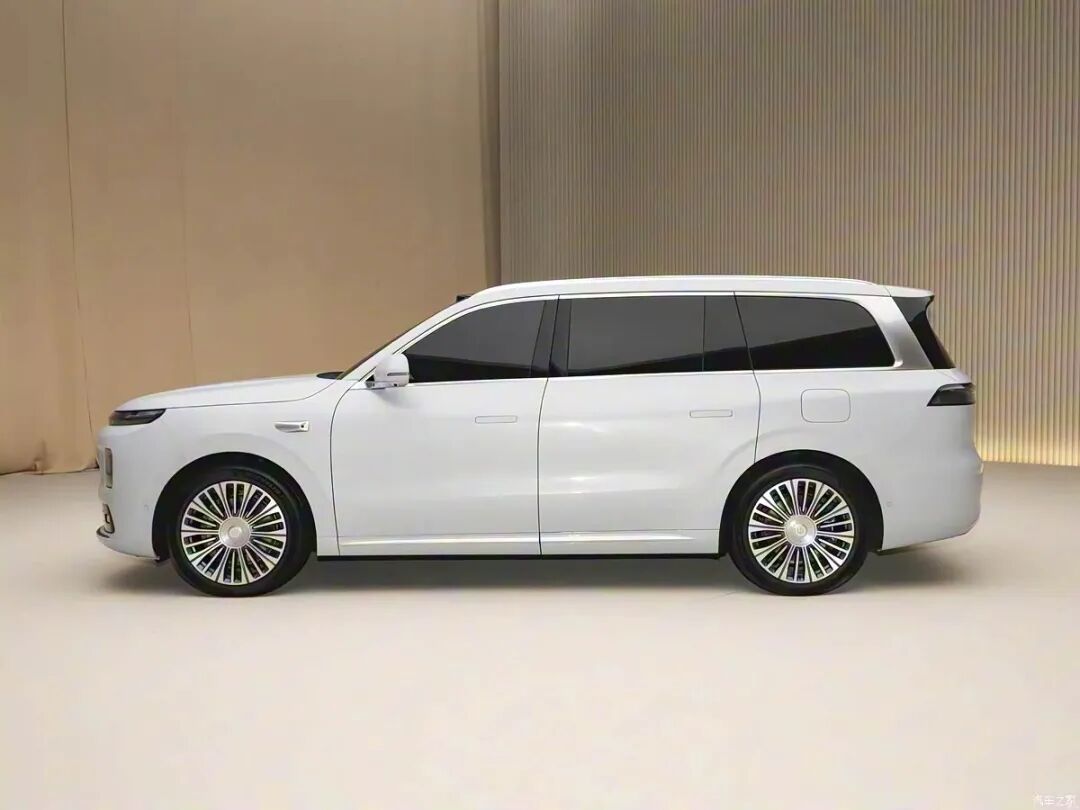 车长超5米2，轴距3米1多，“冰箱、彩电、大沙发”，还有3.6米级圆规掉头！