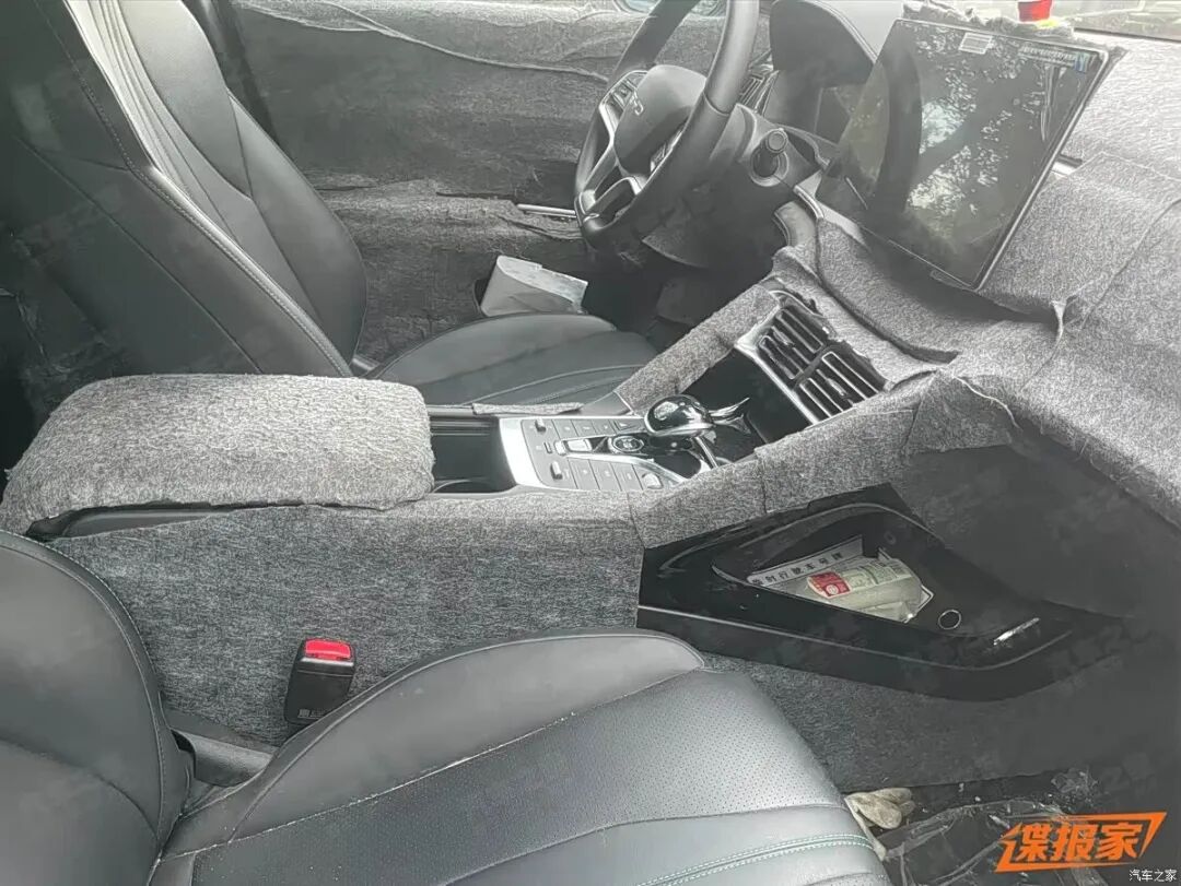 大嘴进气格栅，贯穿式尾灯，运动感十足，这车看上去有点帅！