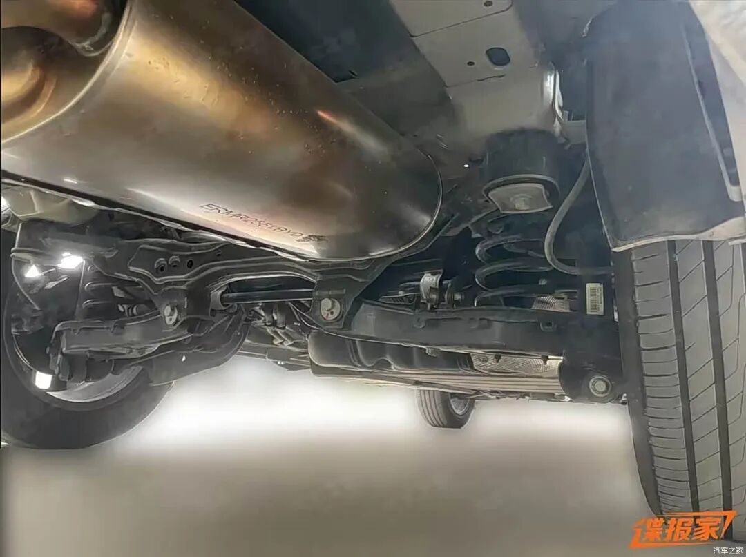 大嘴进气格栅，贯穿式尾灯，运动感十足，这车看上去有点帅！