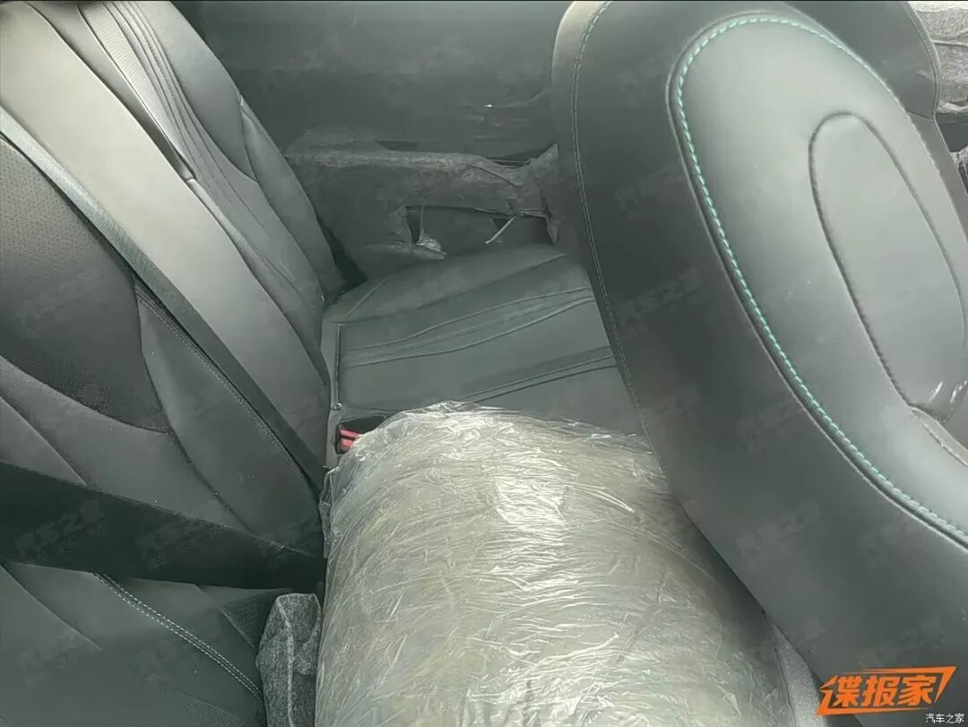 大嘴进气格栅，贯穿式尾灯，运动感十足，这车看上去有点帅！