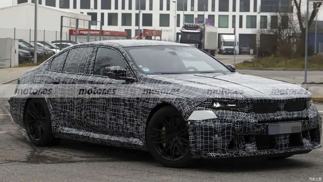 “双肾”格栅再进化！4.4T V8，727马力，1000牛·米，宝马粉有福了！