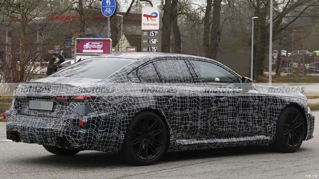 “双肾”格栅再进化！4.4T V8，727马力，1000牛·米，宝马粉有福了！