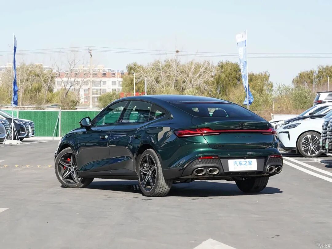 2.0T+9AT,261马力,405牛·米,12.59万起,年轻人买车看看它!