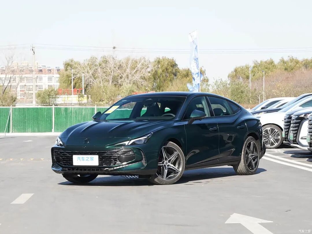 2.0T+9AT,261马力,405牛·米,12.59万起,年轻人买车看看它!