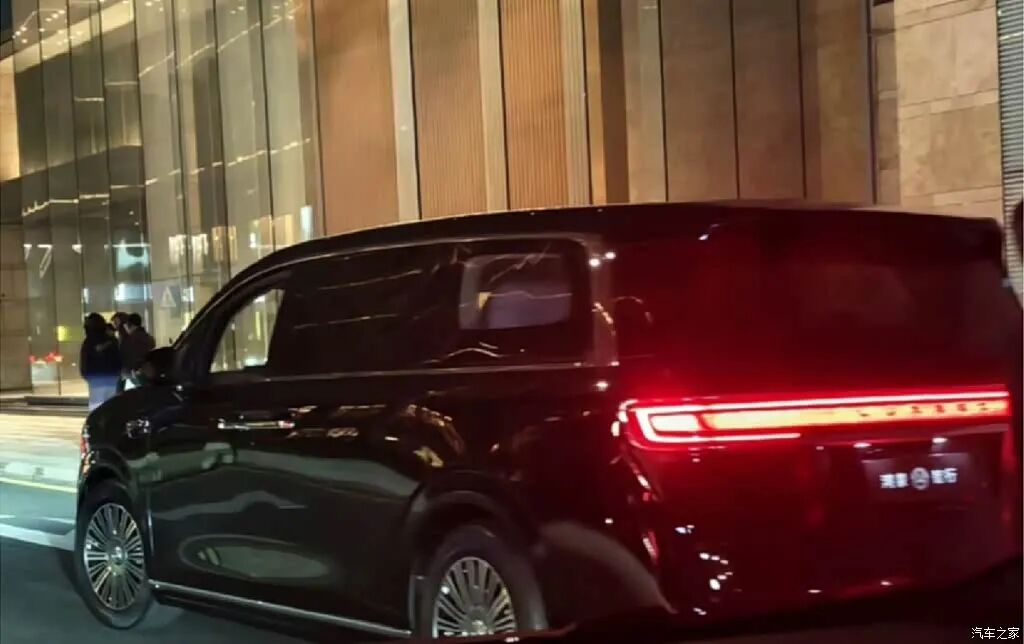 车长5米3，轴距3米2，激光雷达，双侧侧滑门，50万级MPV等等这辆！