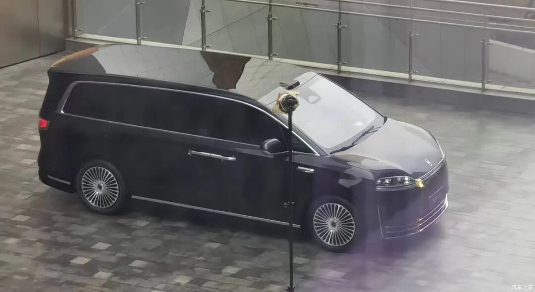 车长5米3,轴距3米2,激光雷达,双侧侧滑门,50万级MPV等等这辆!