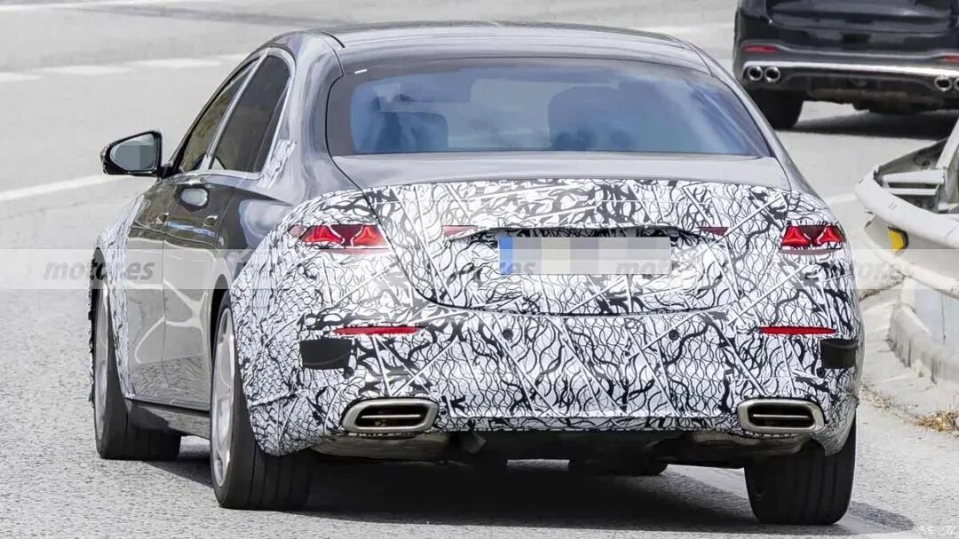 6.0T V12发动机，612马力，双边四出排气，还得是S级！