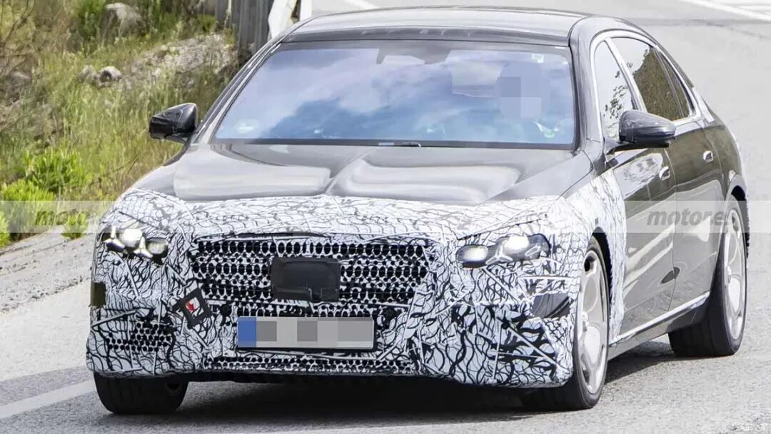 6.0T V12发动机,612马力,双边四出排气,还得是S级!