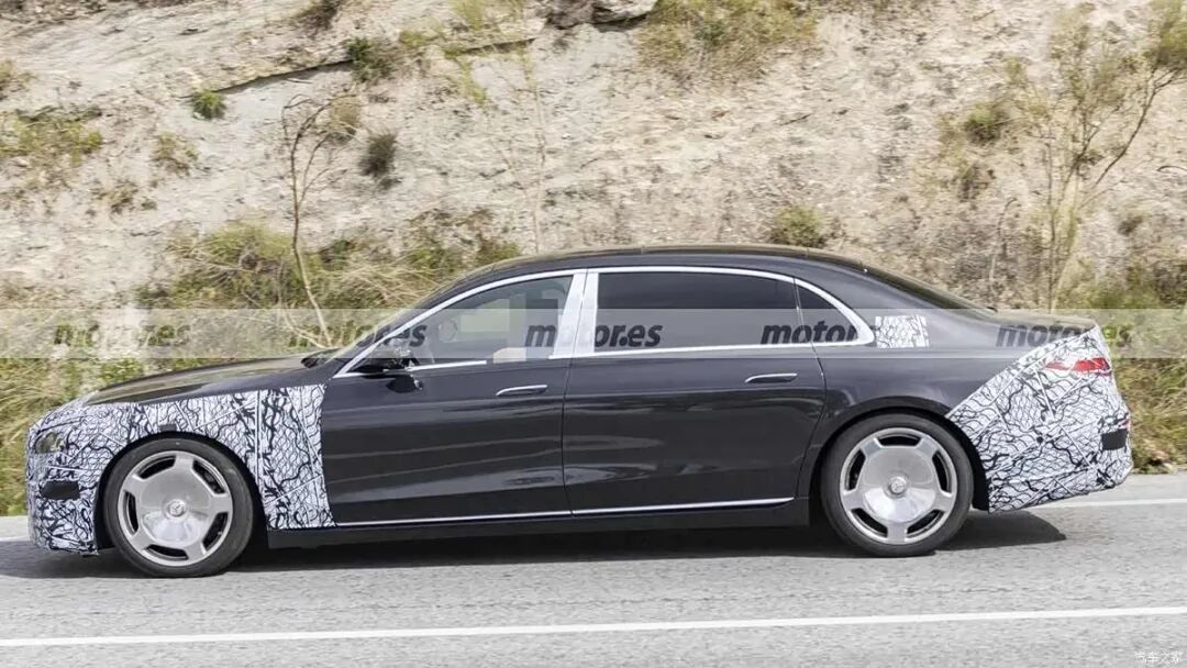 6.0T V12发动机,612马力,双边四出排气,还得是S级!