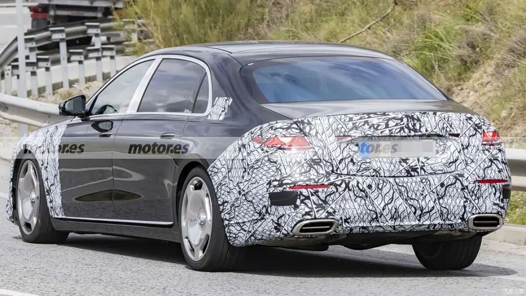 6.0T V12发动机,612马力,双边四出排气,还得是S级!