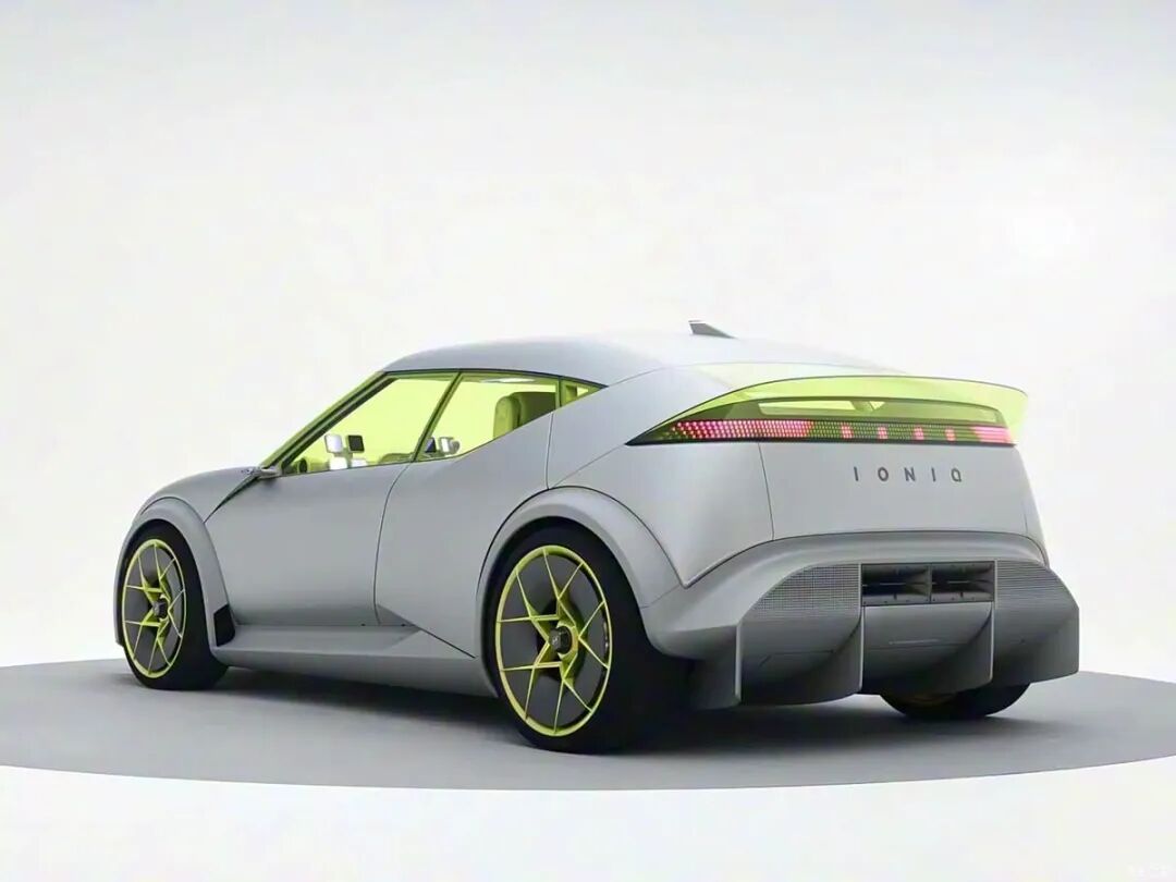 上翘车尾，溜背车顶，半封闭式轮圈，运动感十足，全新纯电“小钢炮”来了！