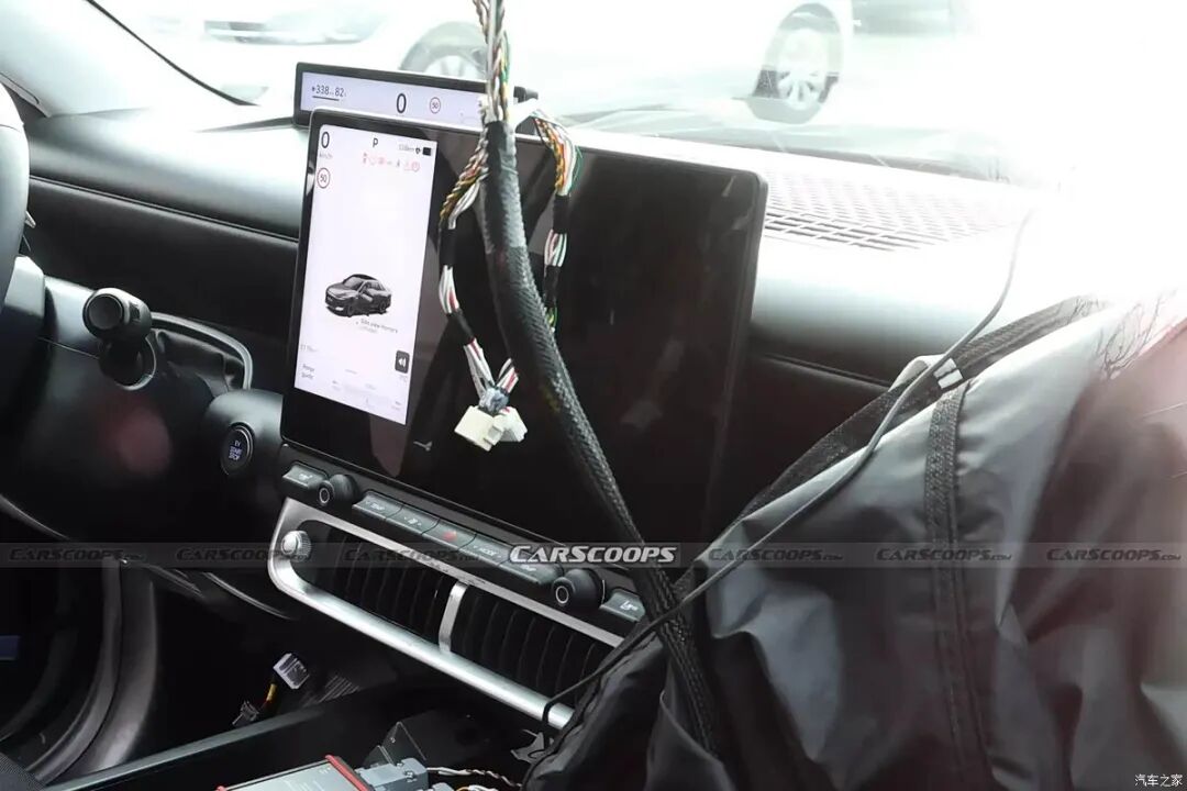 上翘车尾，溜背车顶，半封闭式轮圈，运动感十足，全新纯电“小钢炮”来了！