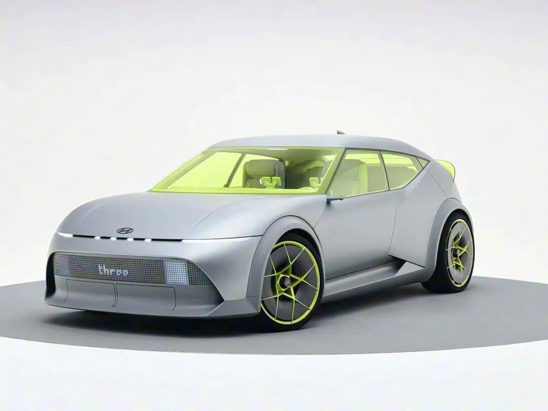 上翘车尾，溜背车顶，半封闭式轮圈，运动感十足，全新纯电“小钢炮”来了！