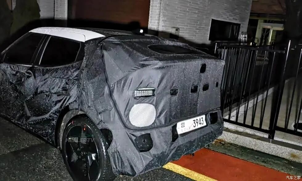 上翘车尾，溜背车顶，半封闭式轮圈，运动感十足，全新纯电“小钢炮”来了！