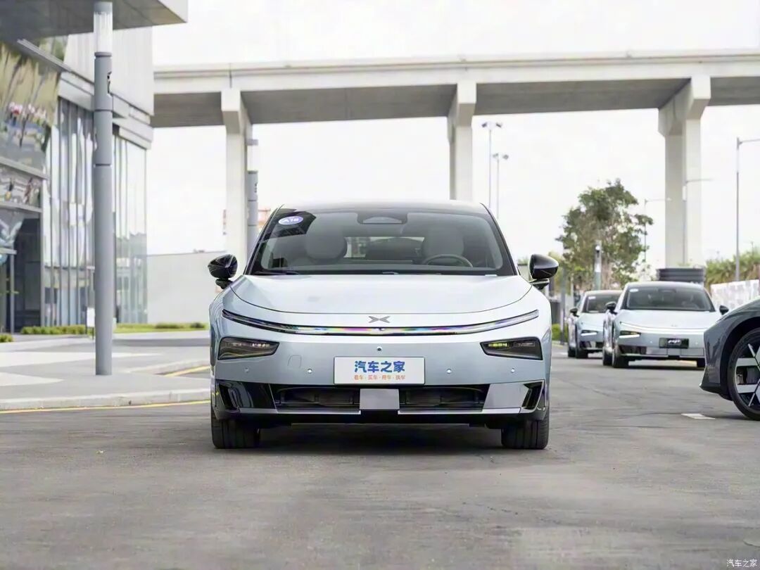 一体式星轨贯穿尾灯，悬浮车顶+双层扰流板，256色星瀑式氛围灯，续航里程1550公里！