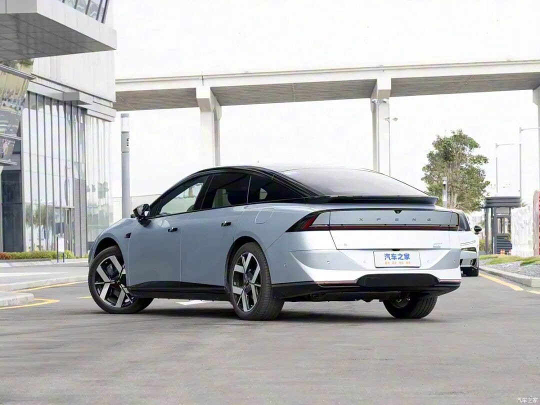 一体式星轨贯穿尾灯，悬浮车顶+双层扰流板，256色星瀑式氛围灯，续航里程1550公里！