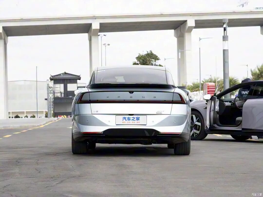 一体式星轨贯穿尾灯，悬浮车顶+双层扰流板，256色星瀑式氛围灯，续航里程1550公里！