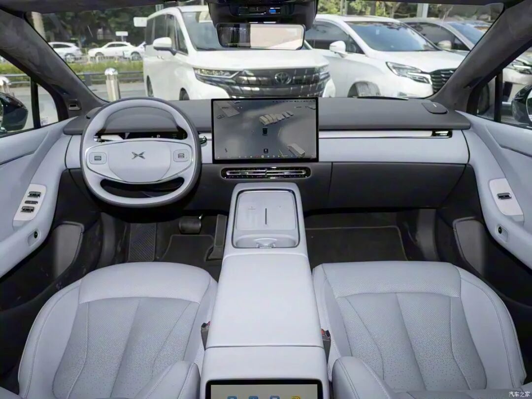 一体式星轨贯穿尾灯，悬浮车顶+双层扰流板，256色星瀑式氛围灯，续航里程1550公里！