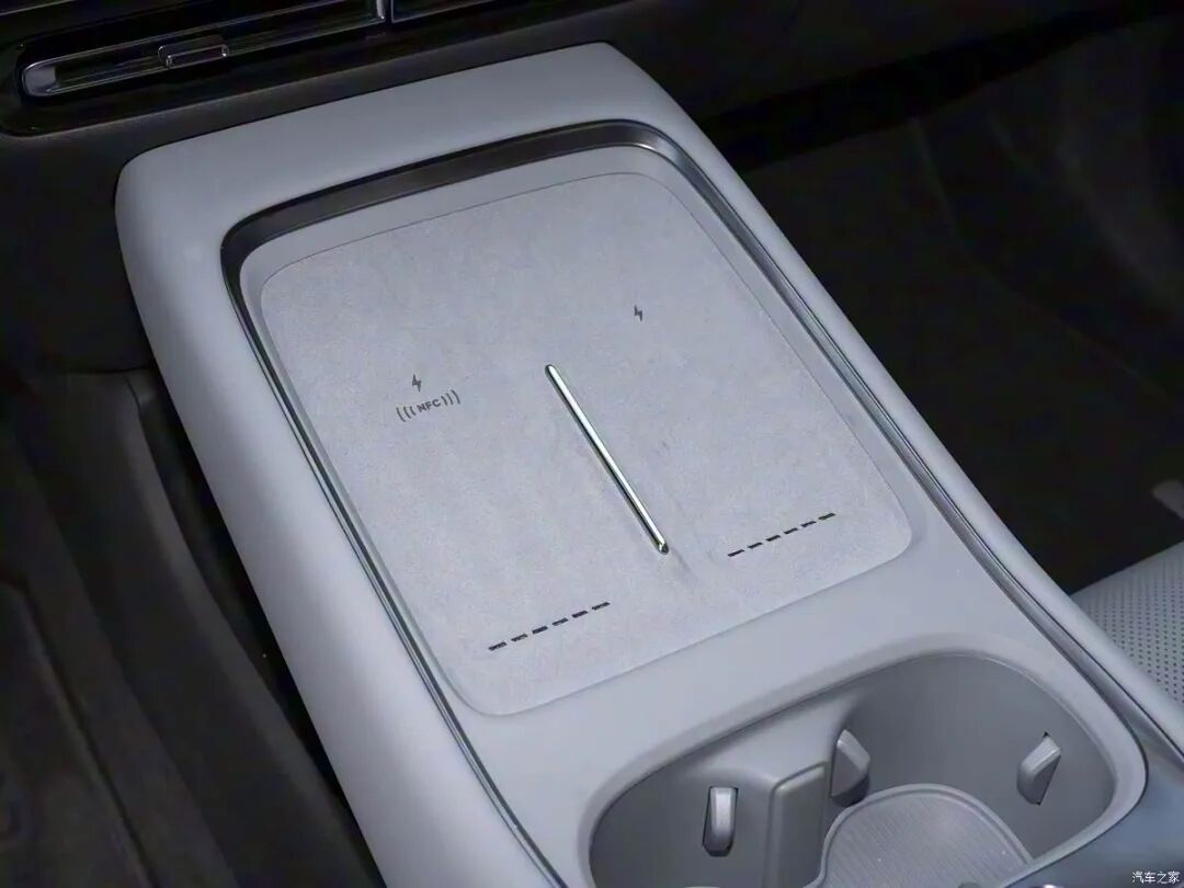 一体式星轨贯穿尾灯，悬浮车顶+双层扰流板，256色星瀑式氛围灯，续航里程1550公里！