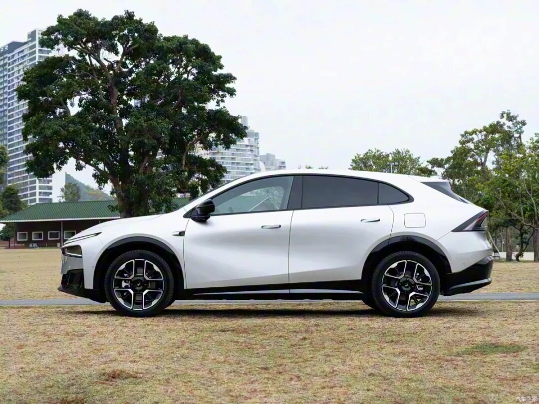 质感更强，电吸门，800V技术+5C超充电池，续航1704km，买新车的看看这辆！