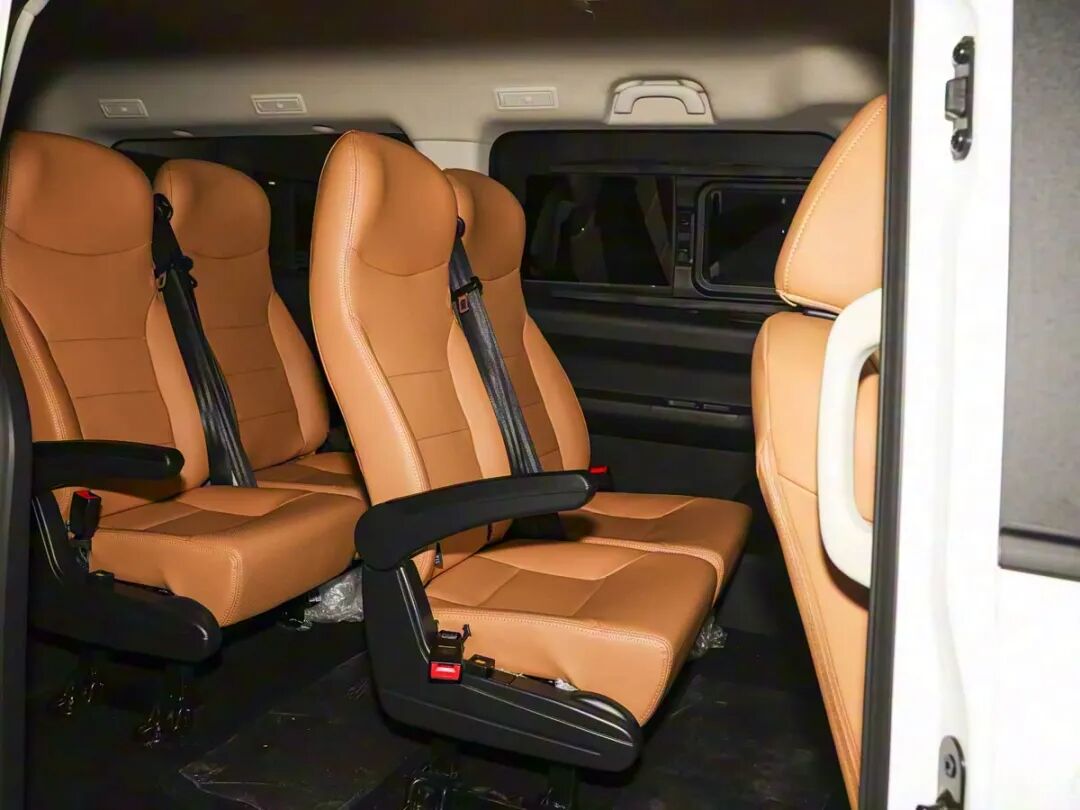 5.98万起，两种动力可选，垂瀑式的中网，还是侧滑门！