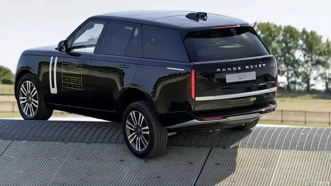 双电机四驱、550马力,路虎“大玩具们”谍照来了!