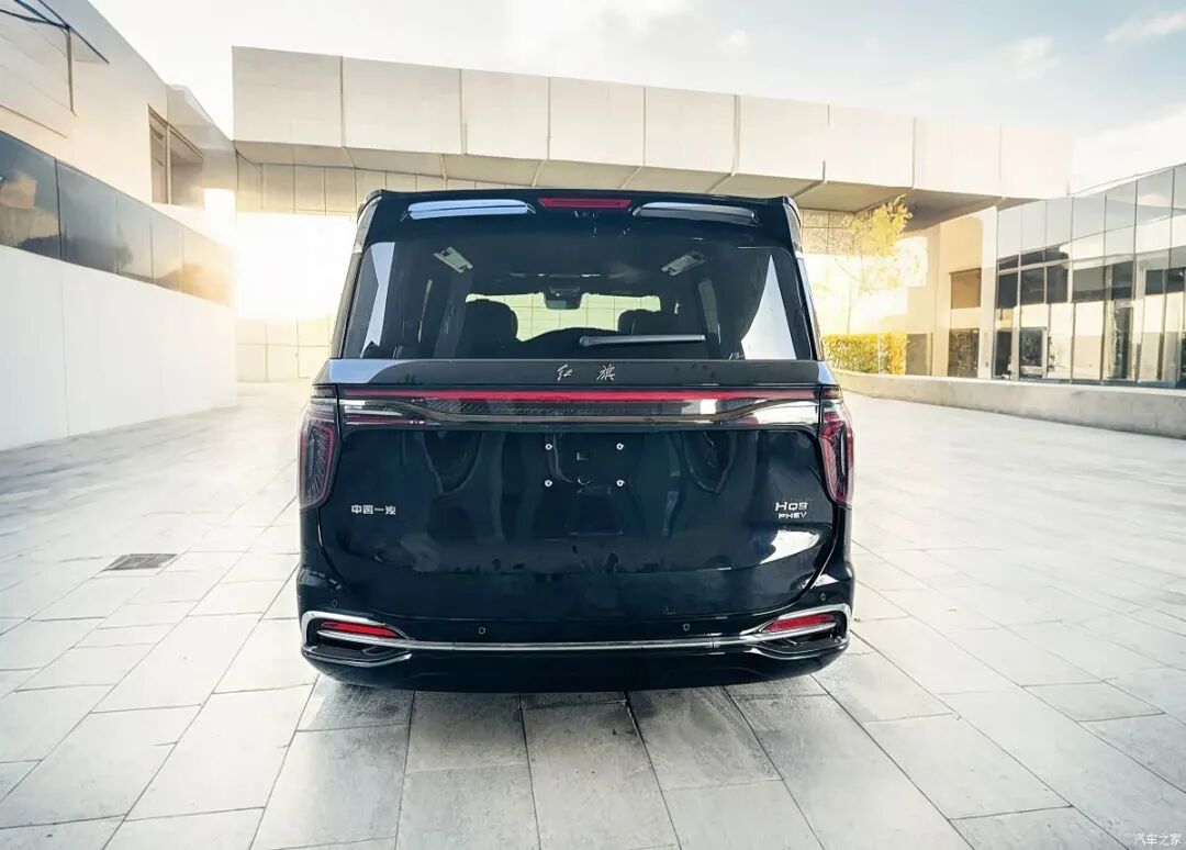 2.0T插混，双边双出排气，贯穿式尾灯，精致感满满！