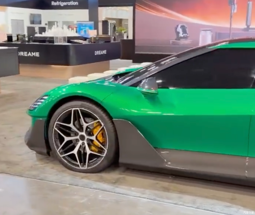 0-100km/h加速小于2秒!1903马力,大尺寸扰流板,这车太帅了!