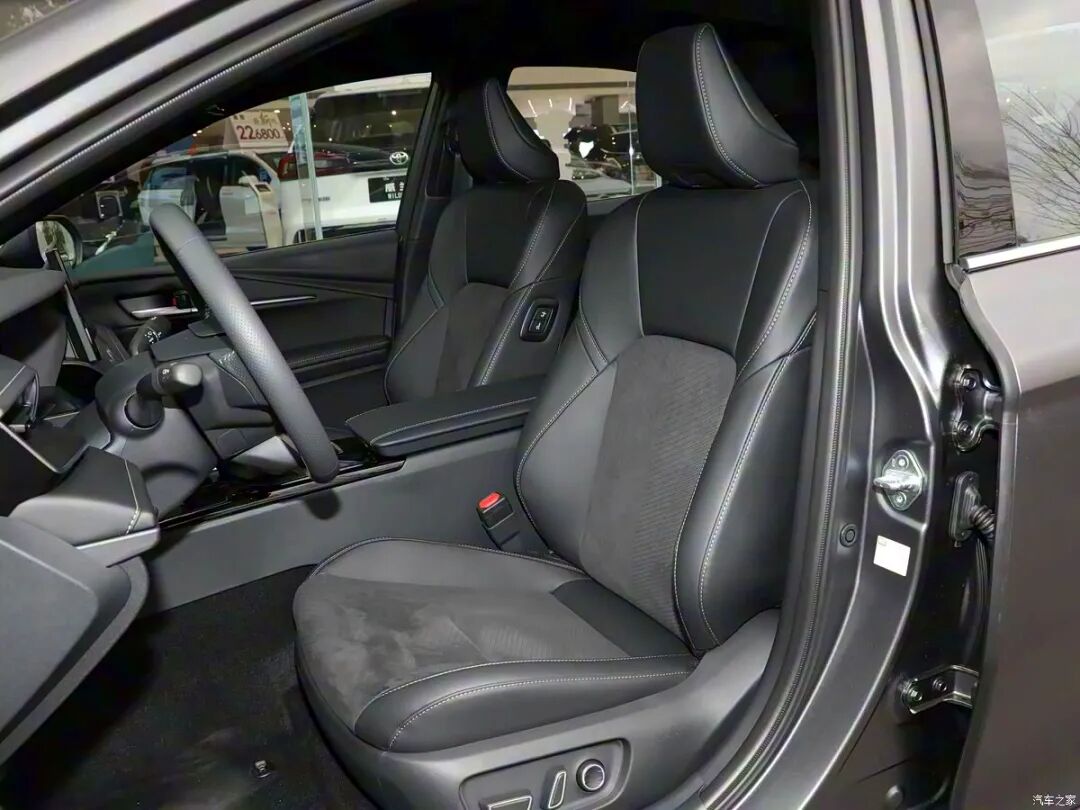 专属磨砂灰车漆色，2.0L、E-CVT，百公里才4个多油！