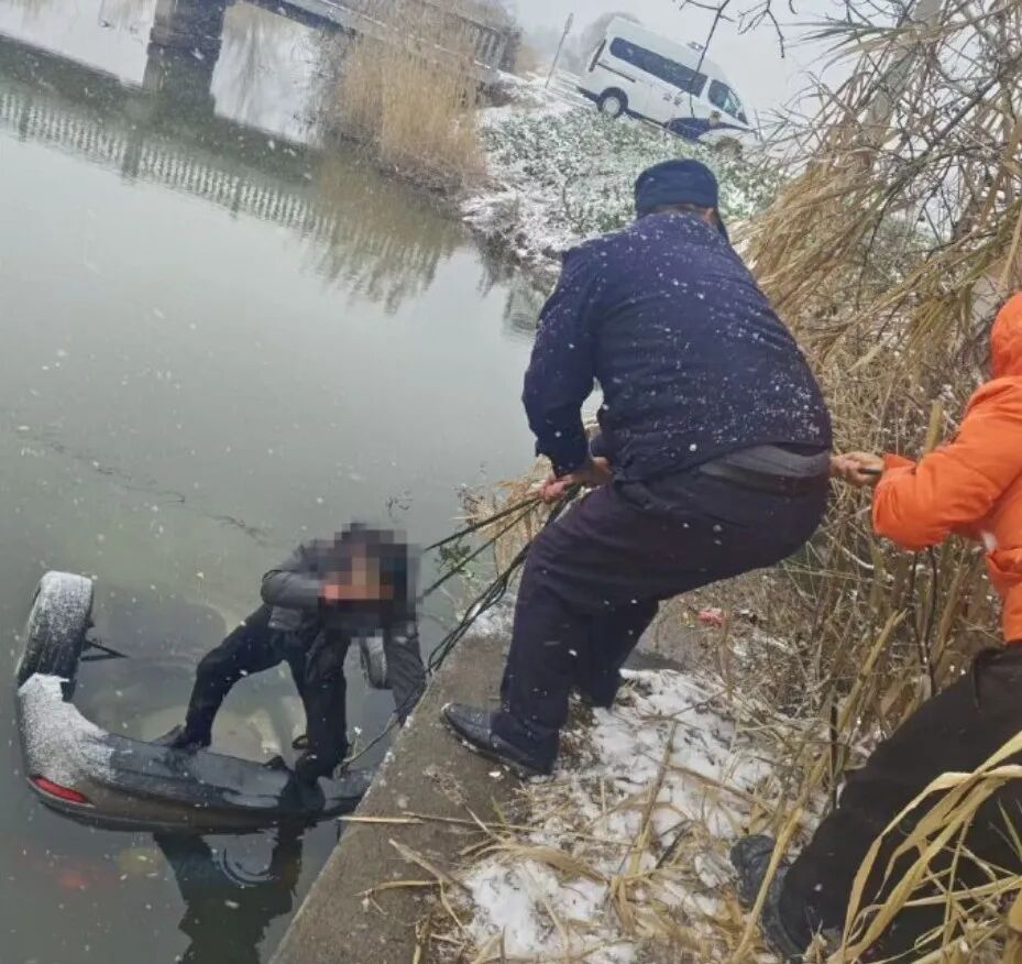 紧急救援！如皋一车辆滑入冰河