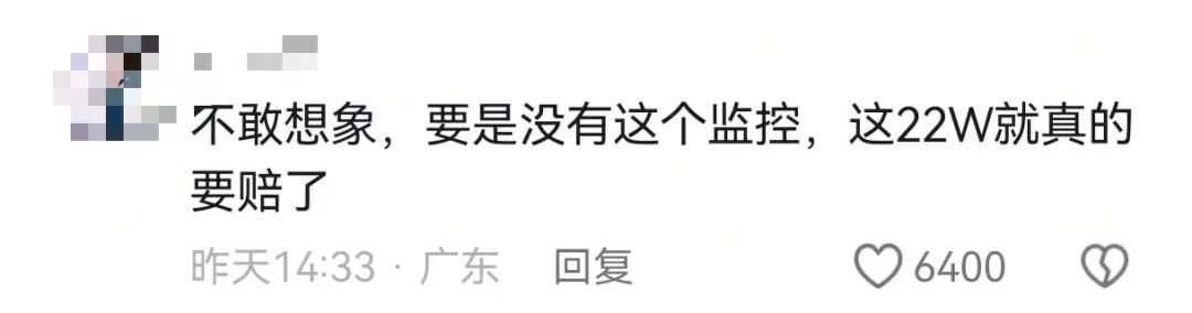老太太骑车摔倒，初中女生帮忙扶起，被交警认定次责，遭索赔22万元！女孩母亲：孩子心理阴影严重；网友吵翻