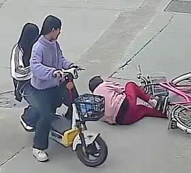 老太太骑车摔倒，初中女生帮忙扶起，被交警认定次责，遭索赔22万元！女孩母亲：孩子心理阴影严重；网友吵翻