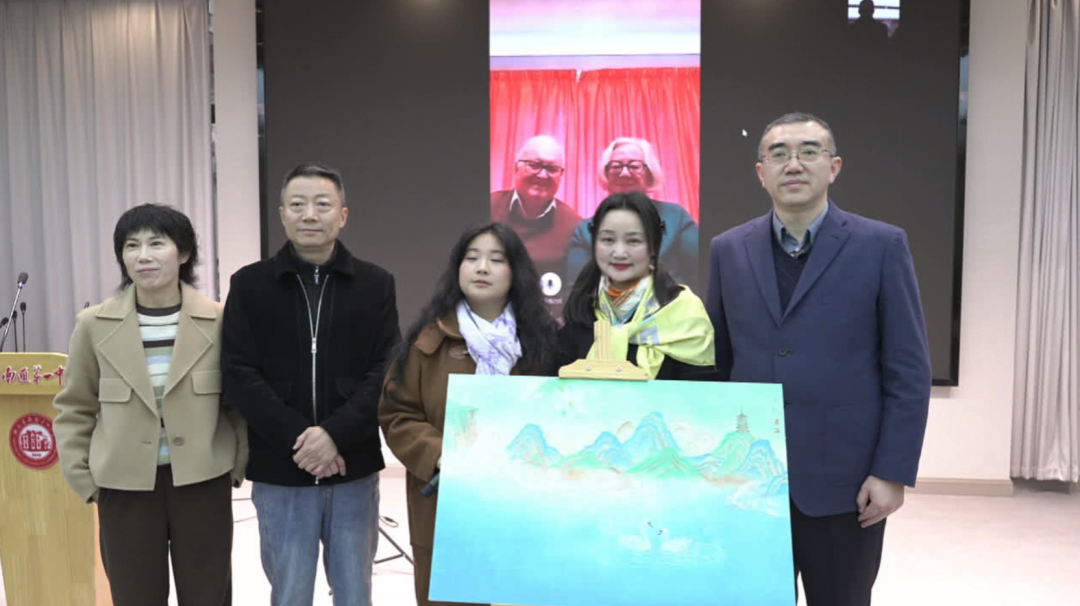 又送了一幅画！“南通女孩”与英国夫妇跨越37年再续“丹青缘”
